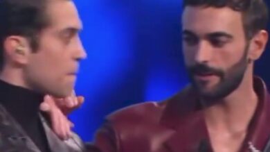 Scambio di sguardi tra Mahmood e Mengoni: qui gatta ci cova…