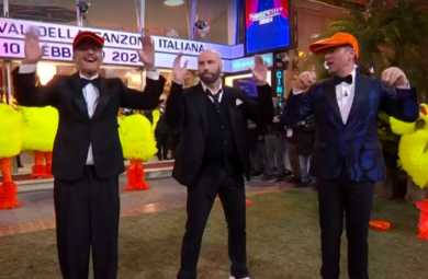 Fiorello insegna il ballo del qua qua a John Travolta: gelo a Sanremo