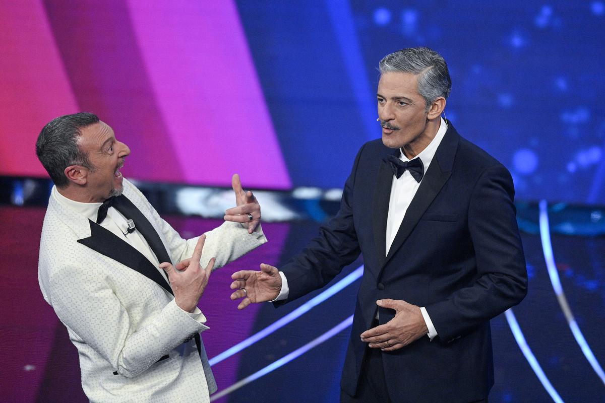 Sanremo, Allevi commuove e Travolta in imbarazzo. Geolier primo in classifica