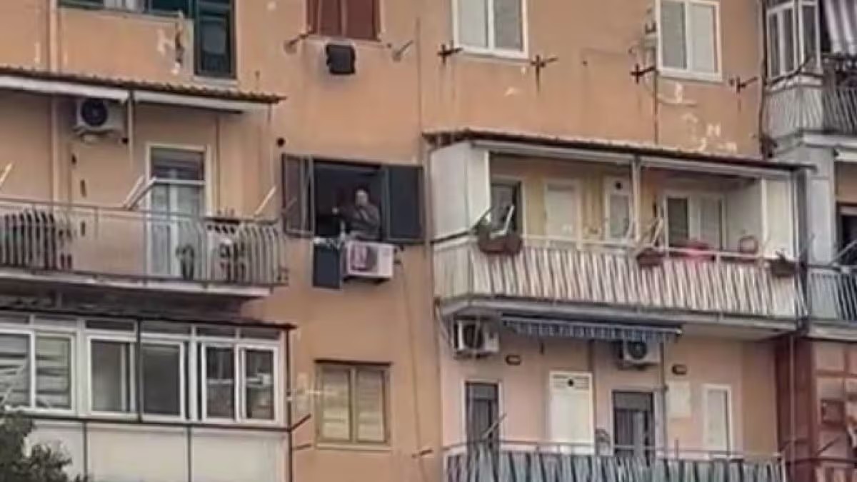 Napoli Far West: uomo spara dal balcone. Moglie trovata morta. Lui si è ucciso Napoli Far West: uomo spara dal balcone. Moglie trovata morta. Lui si è ucciso