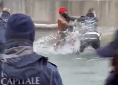 Blitz ambientalista: gli attivisti si incollano al pavimento del Campidoglio