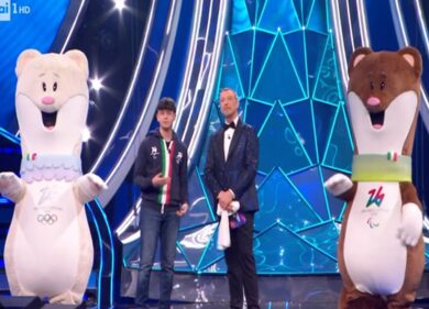 Sanremo, sul palco Tina e Milo, mascotte di Milano Cortina 2026
