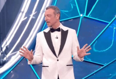 Sanremo, Allevi commuove e Travolta in imbarazzo. Geolier primo in classifica