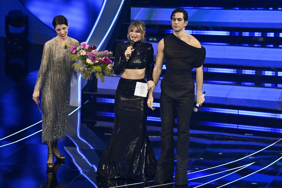 Sanremo? Demenziale varietà con conduttori grotteschi e damigelle senza senso Sanremo? Demenziale varietà con conduttori grotteschi e damigelle senza senso
