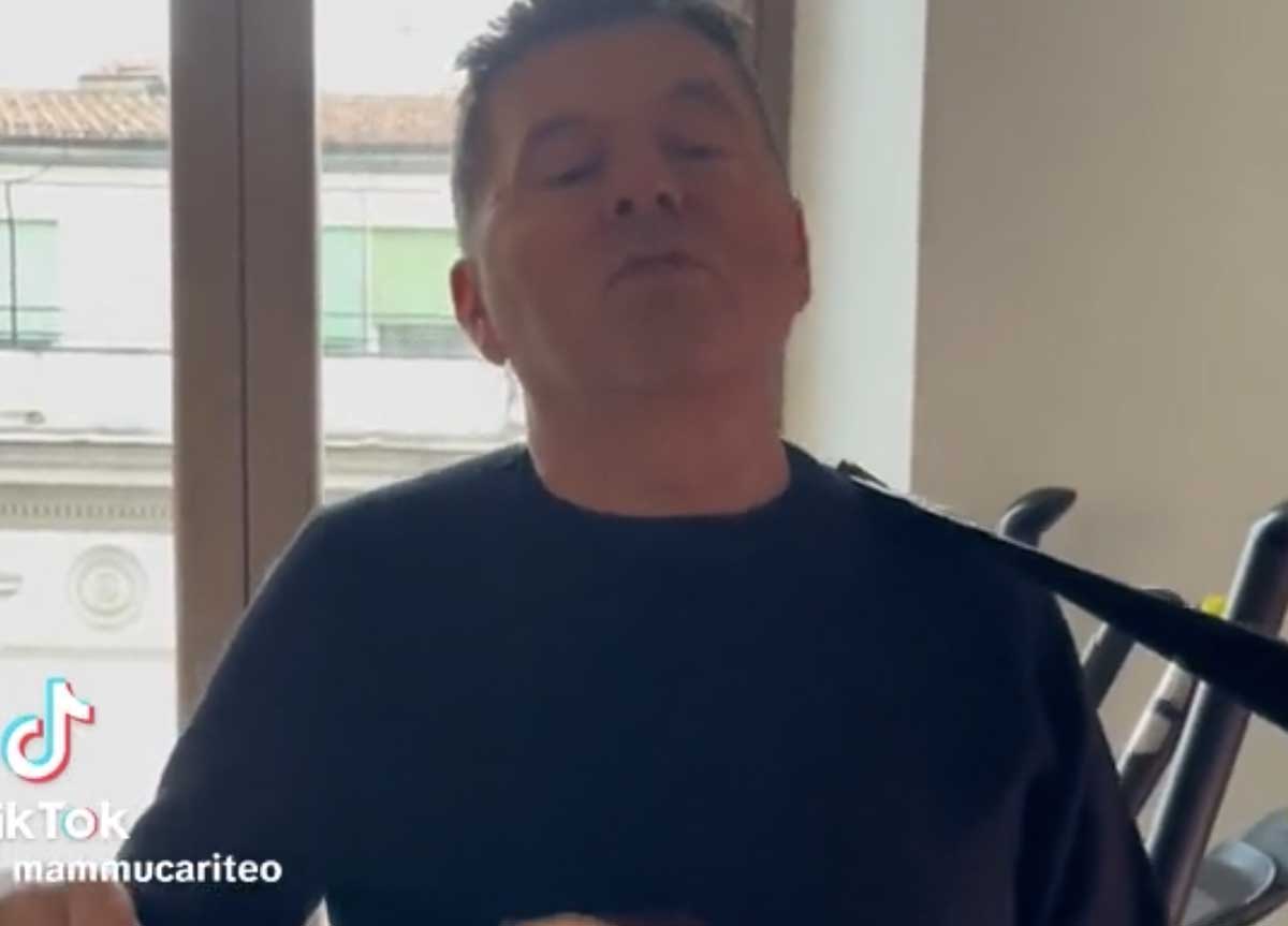 Sanremo, le canzoni copiate: Mammuccari alla chitarra sfida Annalisa e Emma Sanremo, le canzoni copiate: Mammuccari alla chitarra sfida Annalisa e Emma