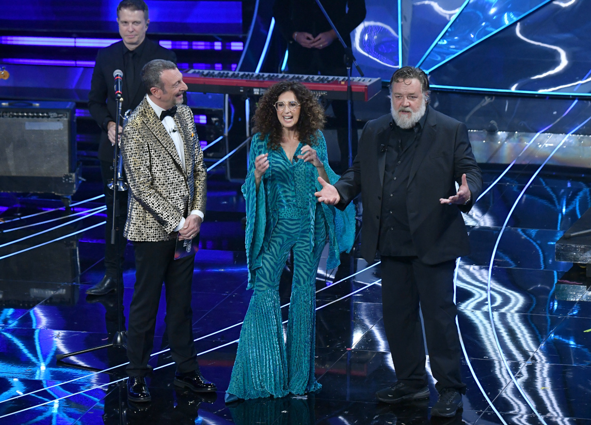 Sanremo, Crowe fa il verso a Travolta. Teresa Mannino mattatrice al Festival