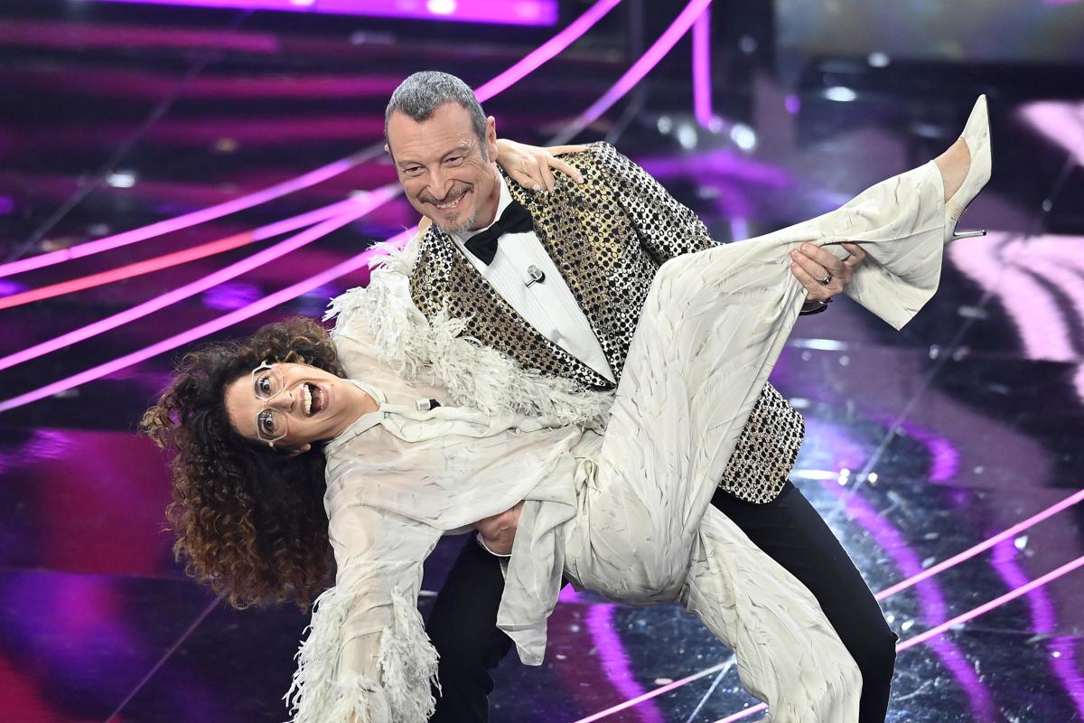 Sanremo 2024, Mannino look animalier e che show con Amadeus-Morandi