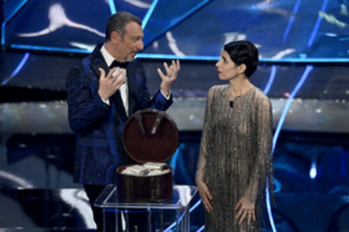 Sanremo, dopo il caso John Travolta ora tocca alle bollicine “sospette” Sanremo, dopo il caso John Travolta ora tocca alle bollicine “sospette”