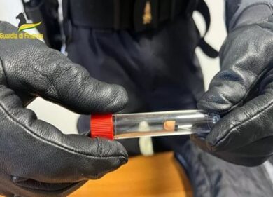 Auricolare per superare l’esame di guida: finisce all’ospedale