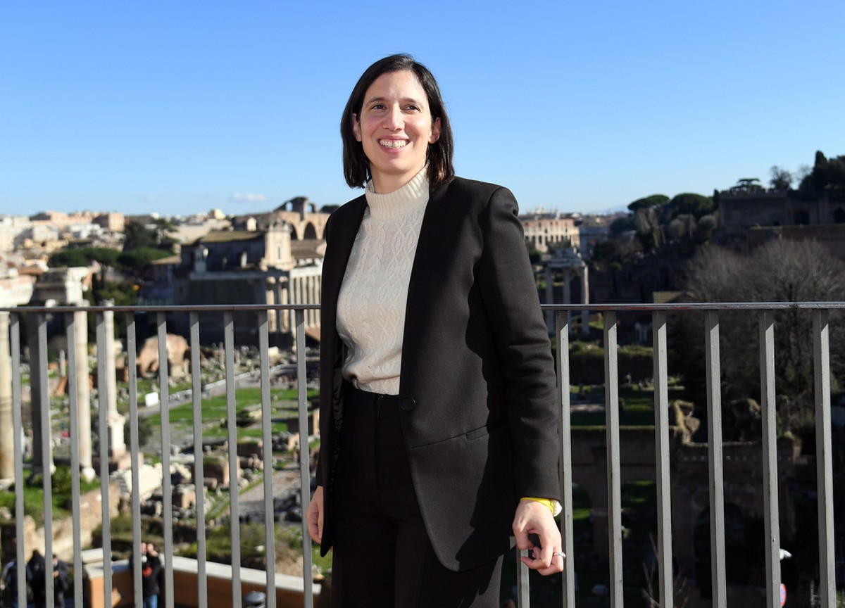 Schlein dà i voti ai look di Sanremo: ormai l’armocromista non le serve più Schlein dà i voti ai look di Sanremo: ormai l’armocromista non le serve più