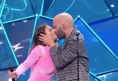 Sanremo, un Festival pazzo: scatta il bacio sul palco tra Emma e Sangiorgi