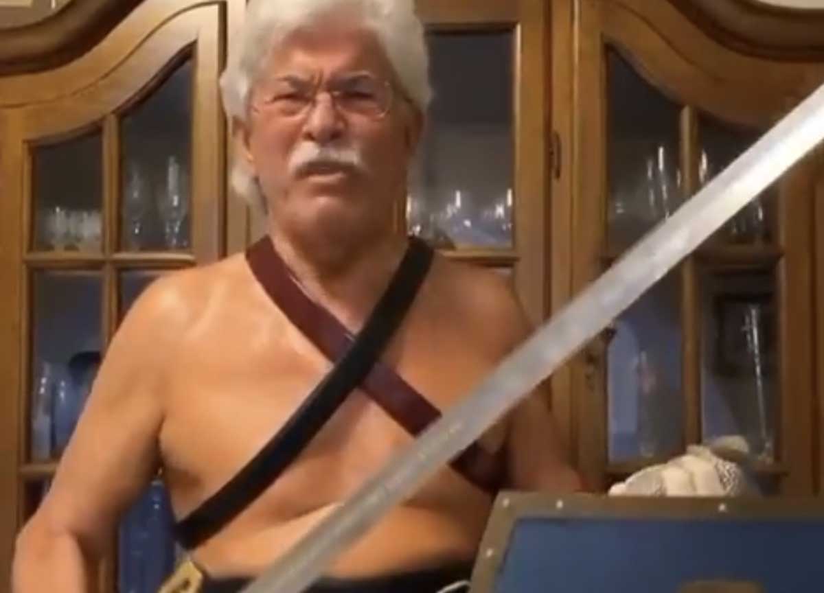 Antonio Razzi: “C’è Russel Crowe a Sanremo ma il vero gladiatore sono io” Antonio Razzi: “C’è Russel Crowe a Sanremo ma il vero gladiatore sono io”