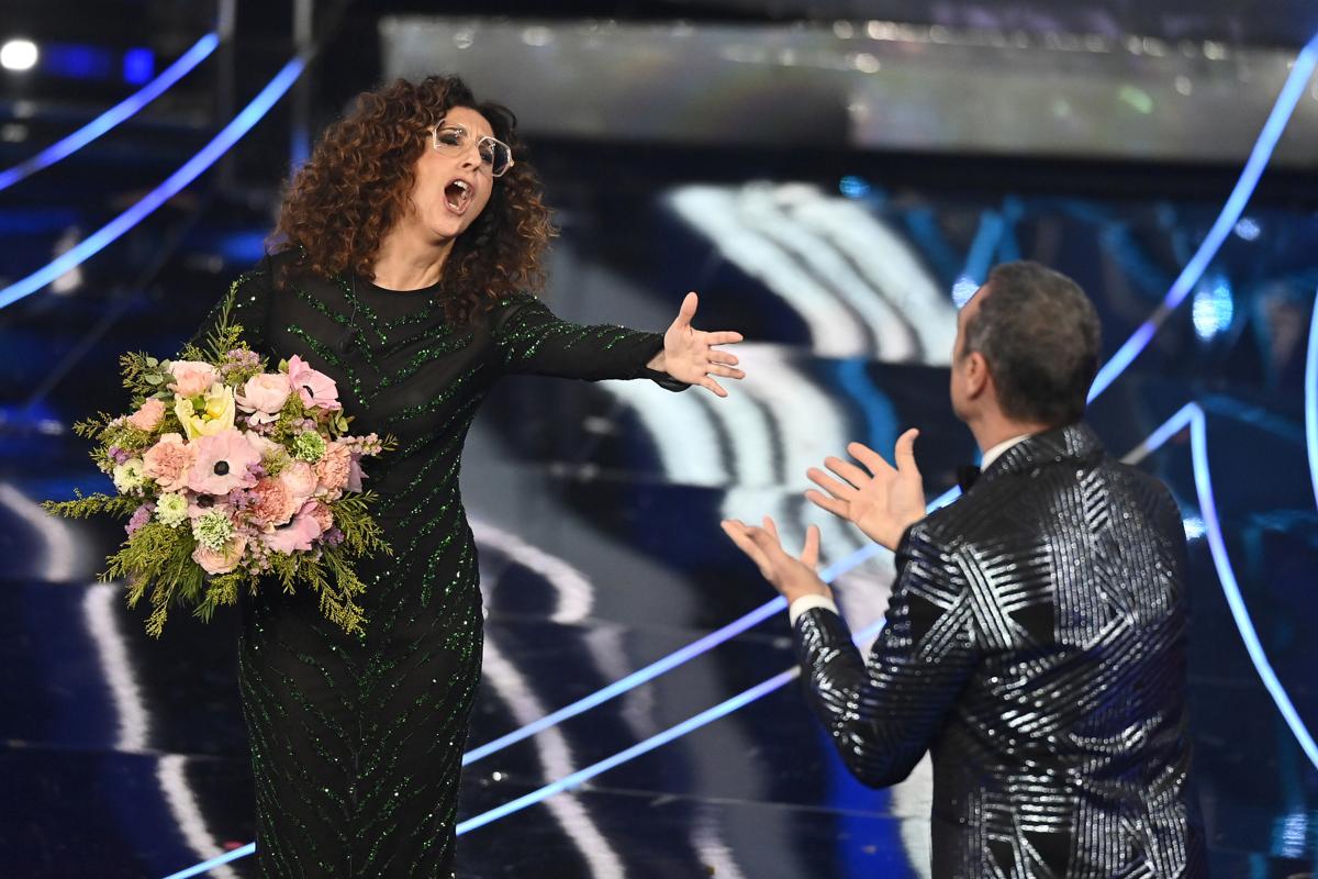 Sanremo 2024, Mannino look animalier e che show con Amadeus-Morandi