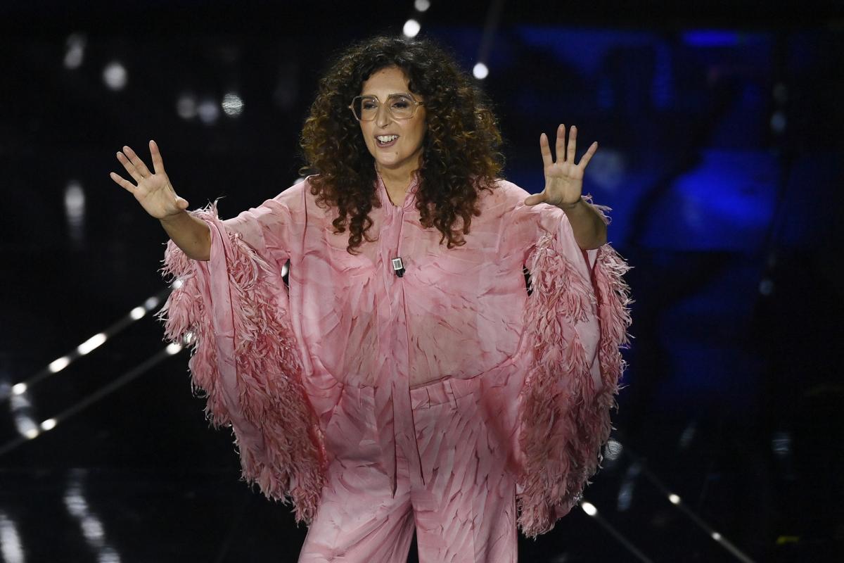 Sanremo 2024, Mannino look animalier e che show con Amadeus-Morandi