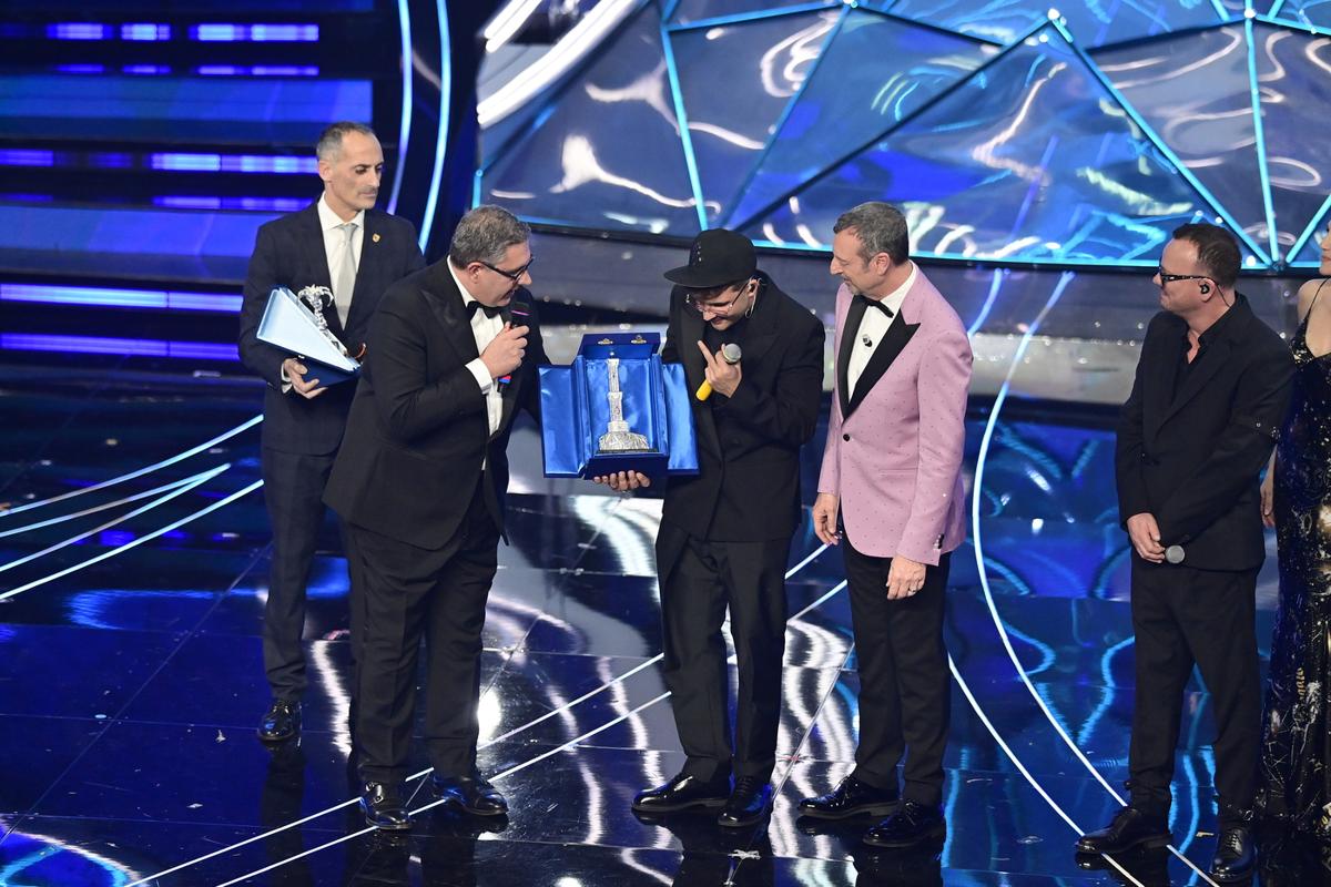 Sanremo, Geolier vince le cover tra i fischi. Amadeus dà voce agli agricoltori Sanremo, Geolier vince le cover tra i fischi. Amadeus dà voce agli agricoltori