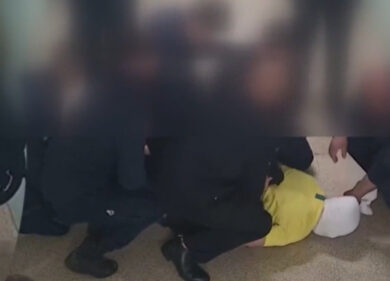 Detenuto incappucciato e picchiato a sangue, le immagini da brividi. VIDEO