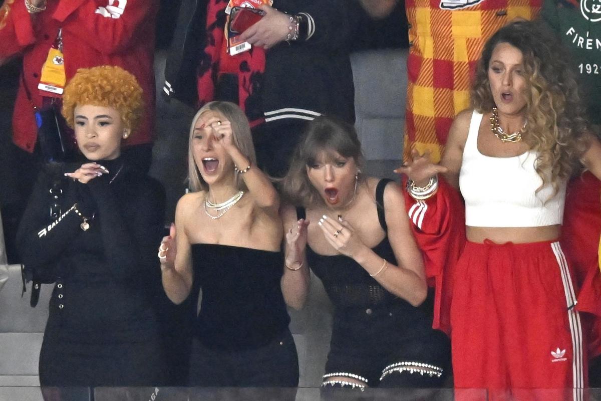 Superbowl 2024, Kansas City Chiefs leggendari. Taylor Swift scatenata per Travis Kelce Superbowl 2024, Kansas City Chiefs leggendari. Taylor Swift scatenata per Travis Kelce