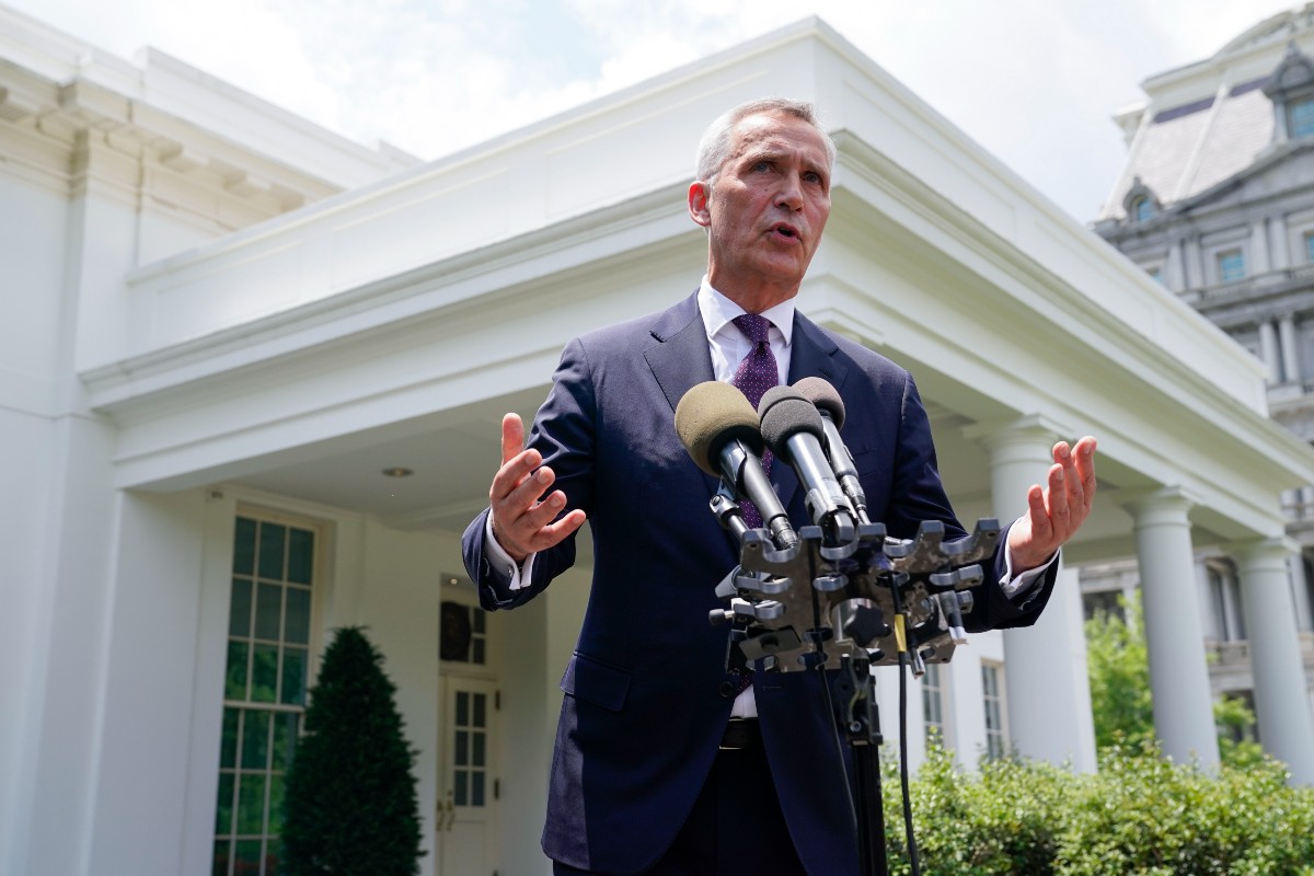 Trump prende a schiaffi la Nato. Stoltenberg fa muro: “Pronti a difenderci” Trump prende a schiaffi la Nato. Stoltenberg fa muro: “Pronti a difenderci”