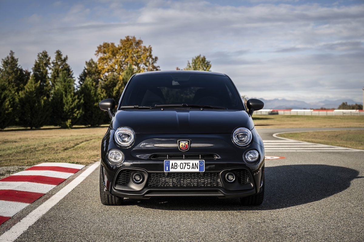Abarth Celebra 75 Anni con la 695 75° Anniversario: in Edizione Limitata Abarth Celebra 75 Anni con la 695 75° Anniversario: in Edizione Limitata