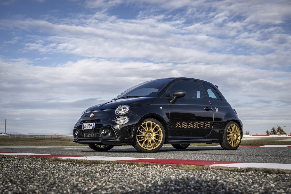 Abarth Celebra 75 Anni con la 695 75° Anniversario: in Edizione Limitata Abarth Celebra 75 Anni con la 695 75° Anniversario: in Edizione Limitata