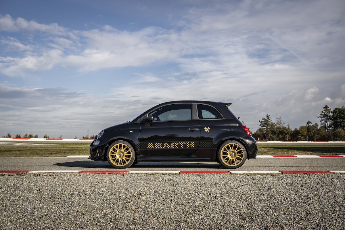 Abarth Celebra 75 Anni con la 695 75° Anniversario: in Edizione Limitata Abarth Celebra 75 Anni con la 695 75° Anniversario: in Edizione Limitata