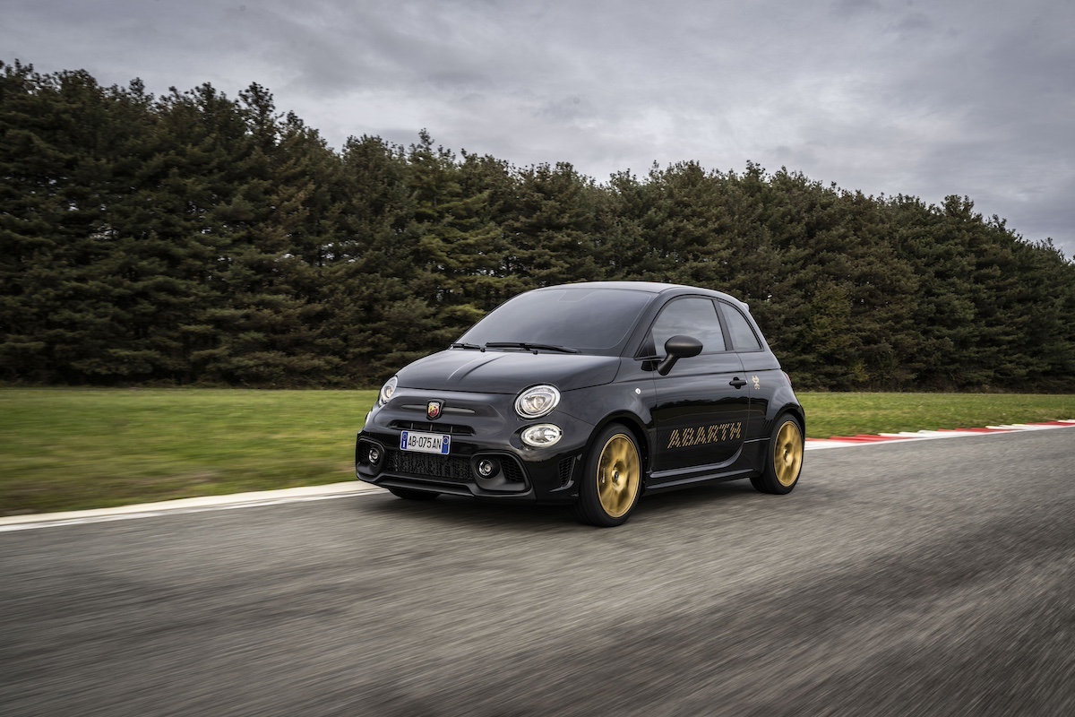 Abarth Celebra 75 Anni con la 695 75° Anniversario: in Edizione Limitata Abarth Celebra 75 Anni con la 695 75° Anniversario: in Edizione Limitata