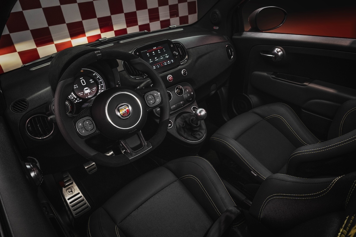 Abarth Celebra 75 Anni con la 695 75° Anniversario: in Edizione Limitata Abarth Celebra 75 Anni con la 695 75° Anniversario: in Edizione Limitata