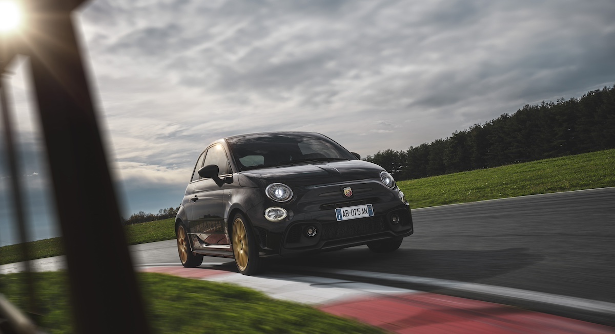 Abarth Celebra 75 Anni con la 695 75° Anniversario: in Edizione Limitata Abarth Celebra 75 Anni con la 695 75° Anniversario: in Edizione Limitata