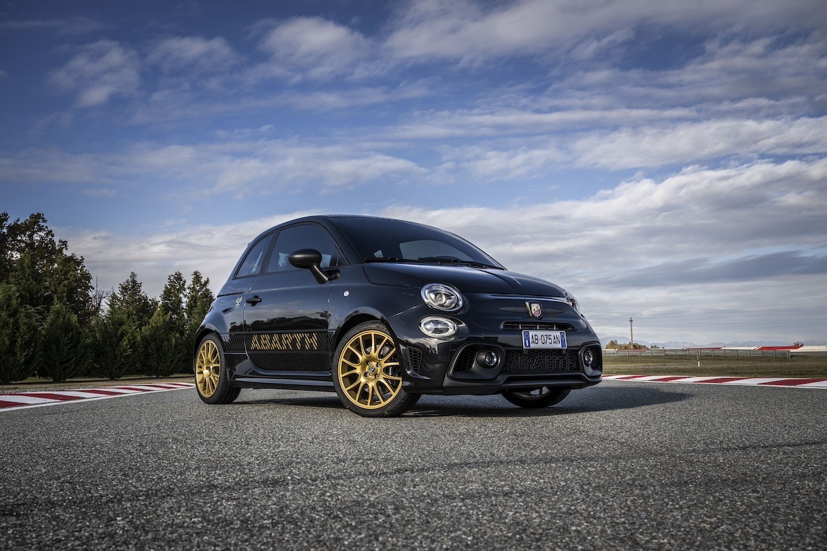 Abarth Celebra 75 Anni con la 695 75° Anniversario: in Edizione Limitata Abarth Celebra 75 Anni con la 695 75° Anniversario: in Edizione Limitata
