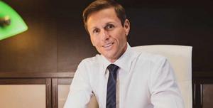 Spiare la moglie col cellulare acceso in auto si può: sentenza di Cassazione