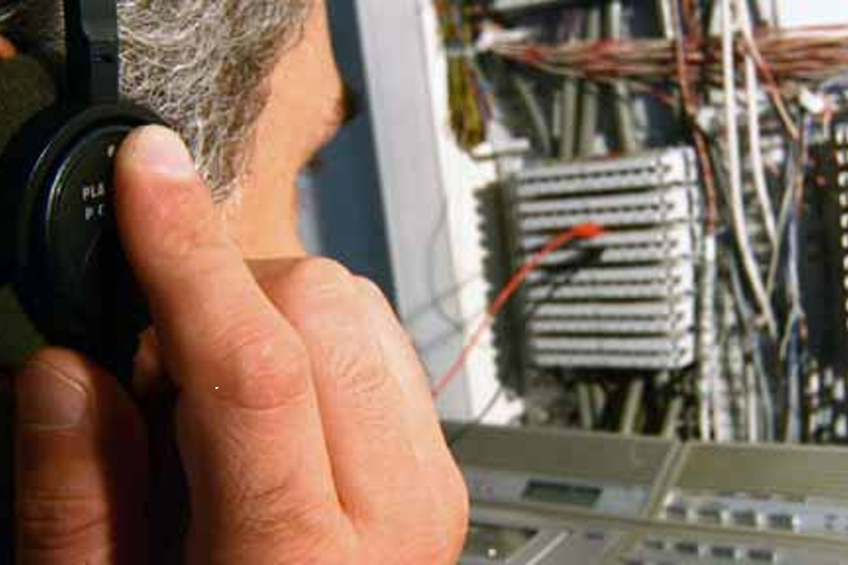 Spiare la moglie col cellulare acceso in auto si può: sentenza di Cassazione Spiare la moglie col cellulare acceso in auto si può: sentenza di Cassazione