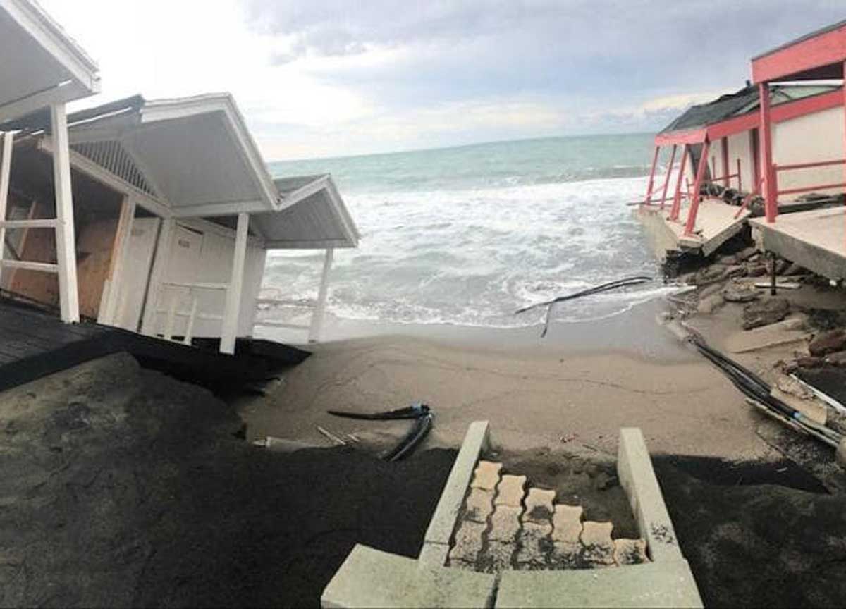 Ostia, le mareggiate minacciano anche lo storico trampolino del Kursaal