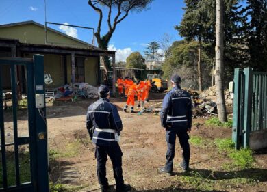 Droga e rifiuti nello stabile occupato a via Frantoio: sgombero al Tiburtino