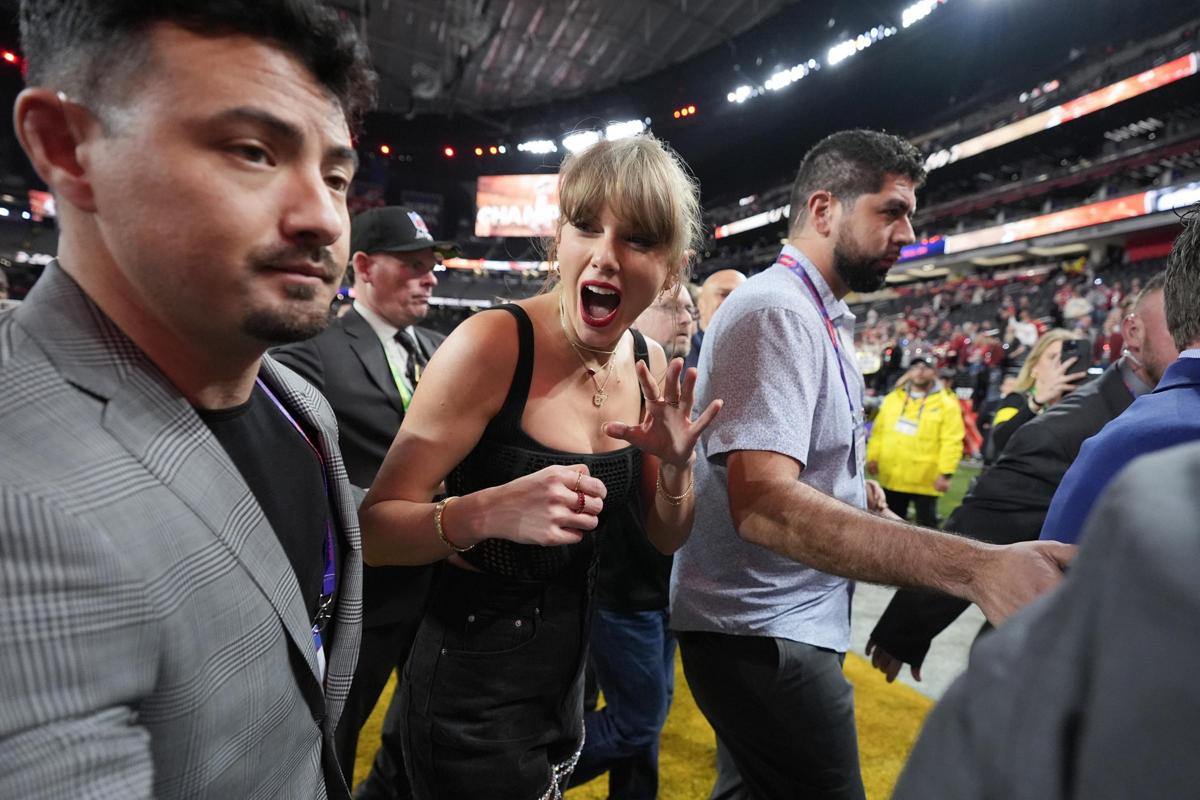 Superbowl 2024, Kansas City Chiefs leggendari. Taylor Swift scatenata per Travis Kelce Superbowl 2024, Kansas City Chiefs leggendari. Taylor Swift scatenata per Travis Kelce