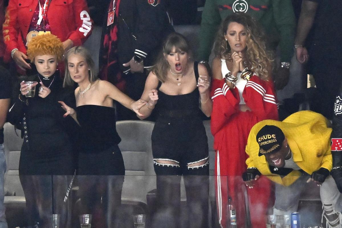 Superbowl 2024, Kansas City Chiefs leggendari. Taylor Swift scatenata per Travis Kelce Superbowl 2024, Kansas City Chiefs leggendari. Taylor Swift scatenata per Travis Kelce