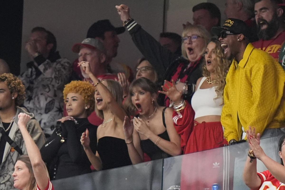 Superbowl 2024, Kansas City Chiefs leggendari. Taylor Swift scatenata per Travis Kelce Superbowl 2024, Kansas City Chiefs leggendari. Taylor Swift scatenata per Travis Kelce