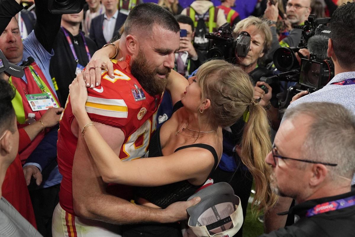 Superbowl 2024, Kansas City Chiefs leggendari. Taylor Swift scatenata per Travis Kelce Superbowl 2024, Kansas City Chiefs leggendari. Taylor Swift scatenata per Travis Kelce
