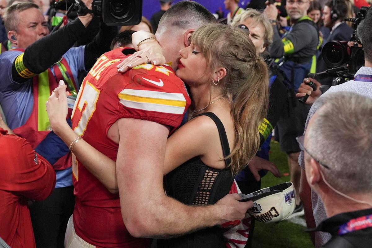 Superbowl 2024, Kansas City Chiefs leggendari. Taylor Swift scatenata per Travis Kelce Superbowl 2024, Kansas City Chiefs leggendari. Taylor Swift scatenata per Travis Kelce
