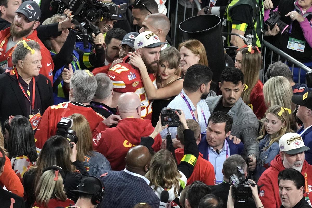 Superbowl 2024, Kansas City Chiefs leggendari. Taylor Swift scatenata per Travis Kelce Superbowl 2024, Kansas City Chiefs leggendari. Taylor Swift scatenata per Travis Kelce