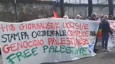 Napoli, manganellate su manifestanti pro-Palestina davanti alla sede Rai