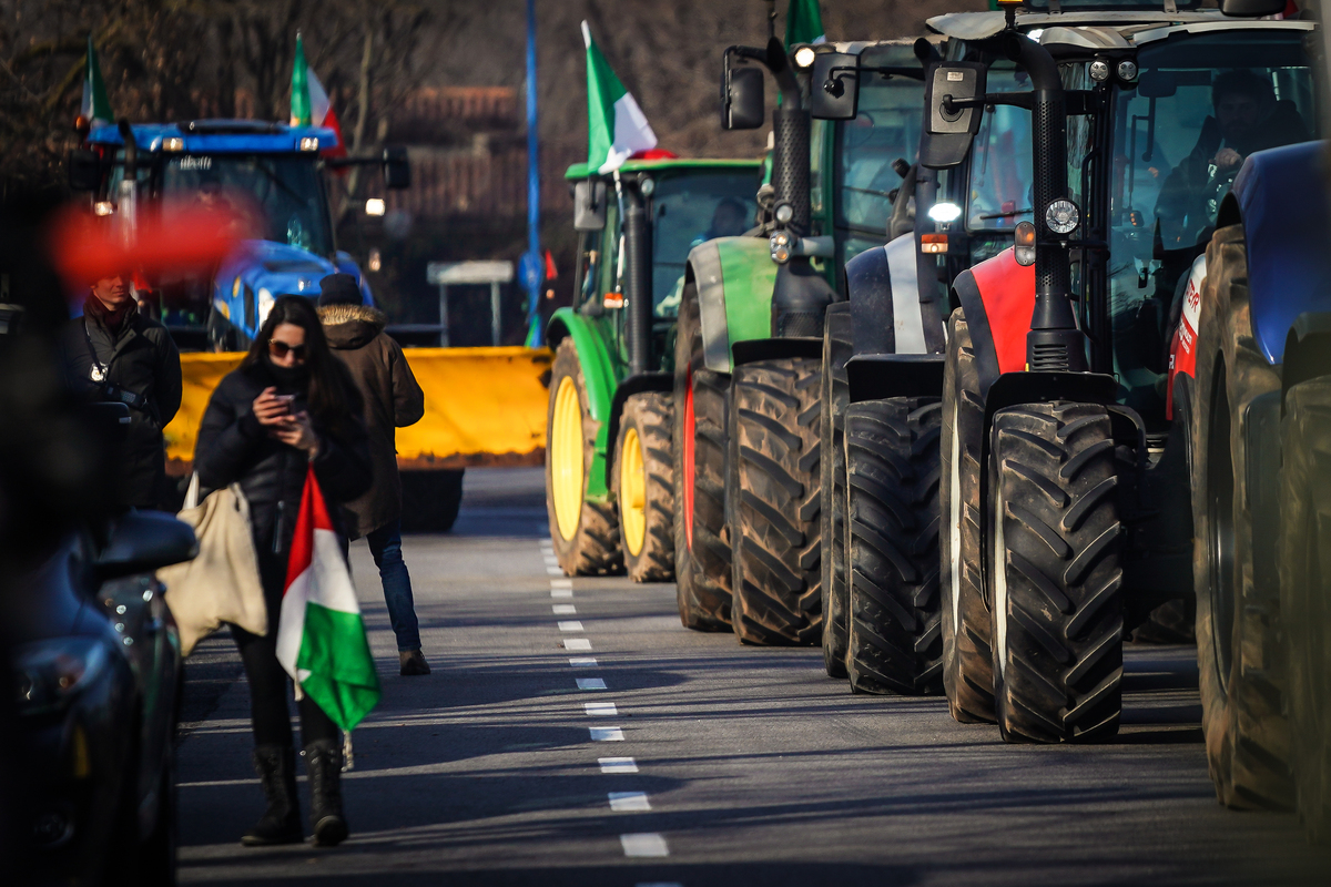 Galleria foto 'Gli italiani salgono sul trattore: il 64% sta con gli agricoltori. Sondaggio' - foto 1