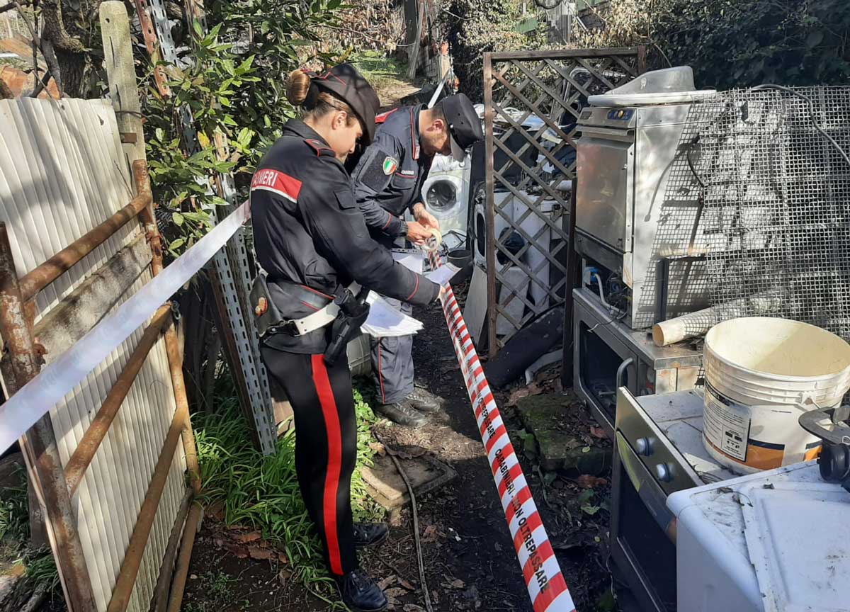 Una discarica abusiva sulle sponde del Lago di Albano: denunciato un 46enne