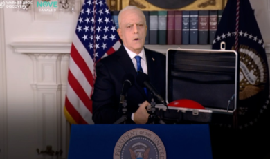 Crozza torna nei panni di Biden tra problemi di memoria e gaffe: video