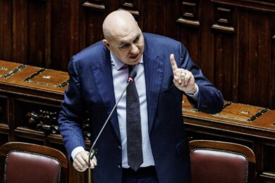 Crosetto, il ministro della Difesa ricoverato d’urgenza: sospetta pericardite