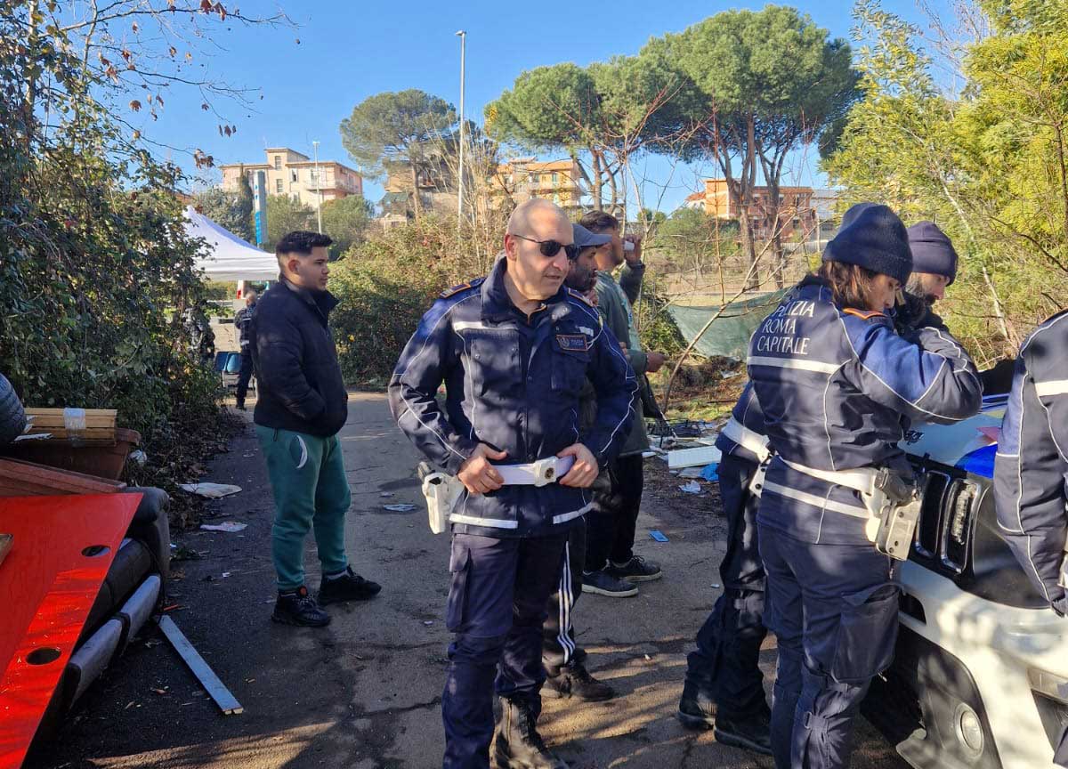 Tor Bella Monaca, maxi blitz dei Vigili Urbani: sgomberata una baraccopoli