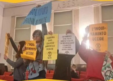 Milano, protesta Extinction Rebellion in Consiglio comunale