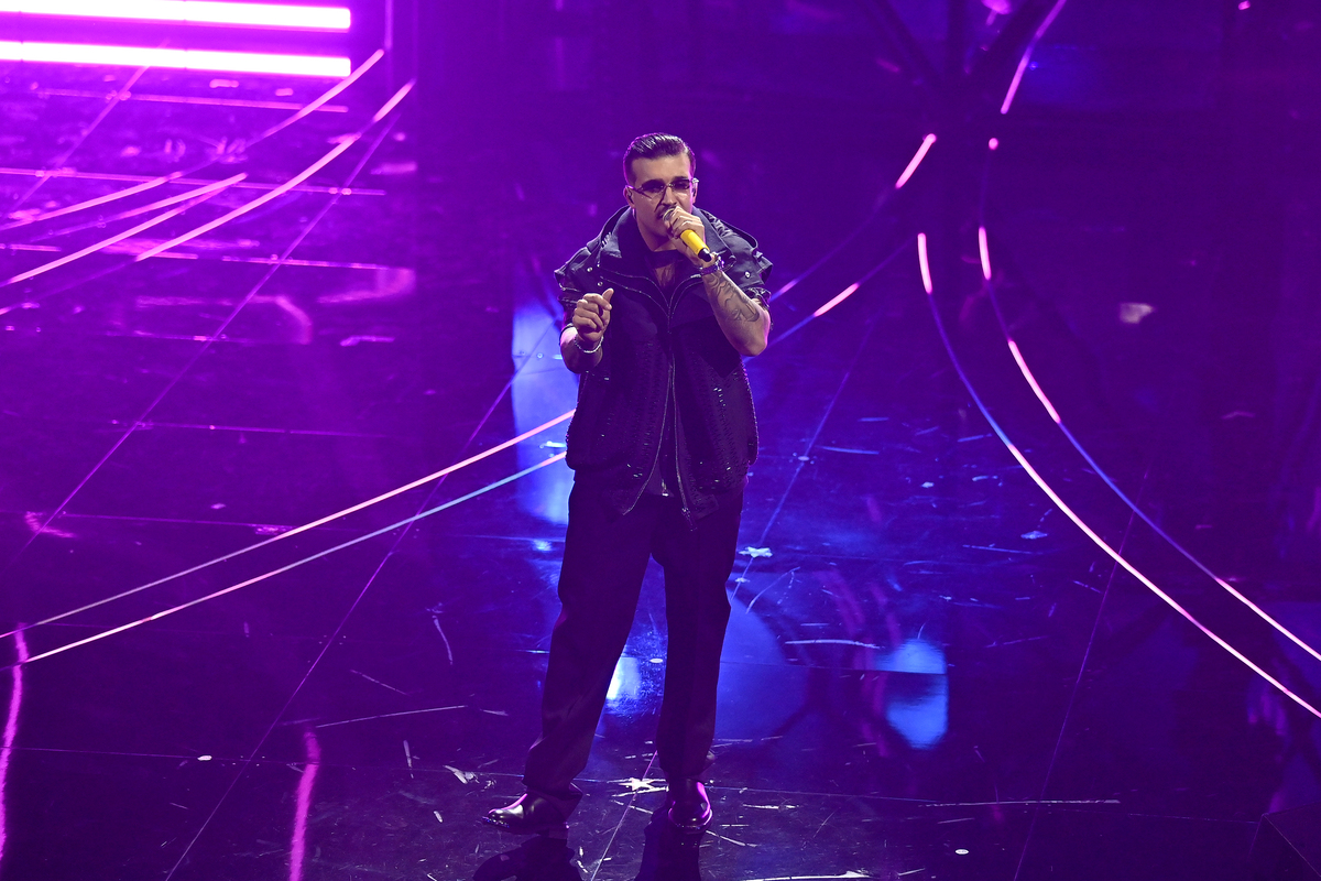 Chi è Geolier, il rapper di Sanremo e quella foto col mitra (per Narcos)