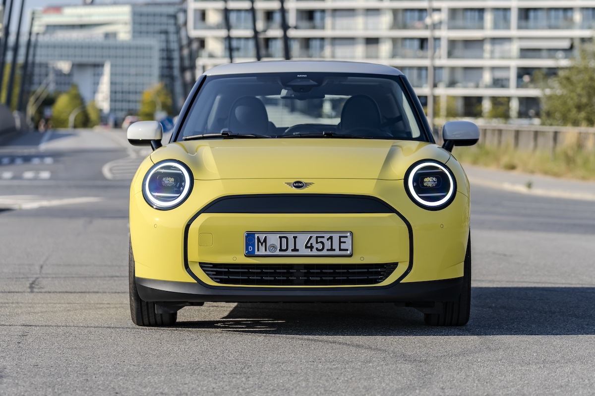 La Nuova MINI Cooper E, unisce stile e sostenibilità La Nuova MINI Cooper E, unisce stile e sostenibilità