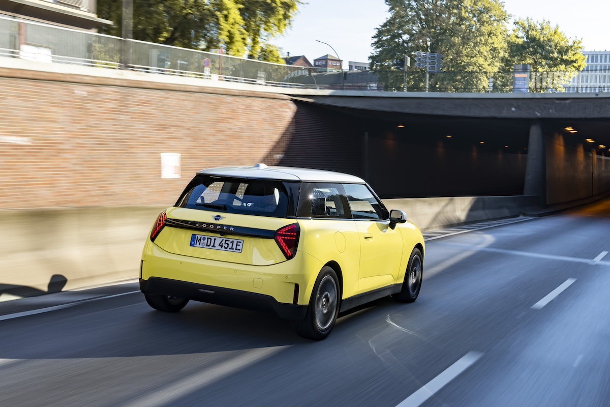 La Nuova MINI Cooper E, unisce stile e sostenibilità La Nuova MINI Cooper E, unisce stile e sostenibilità