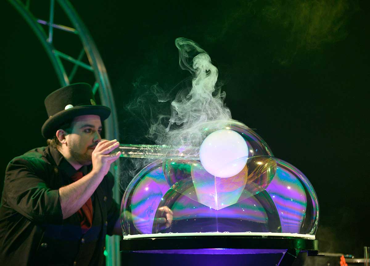 Roma avvolta da una gigantesca bolla di sapone: è la vera bubble revolution